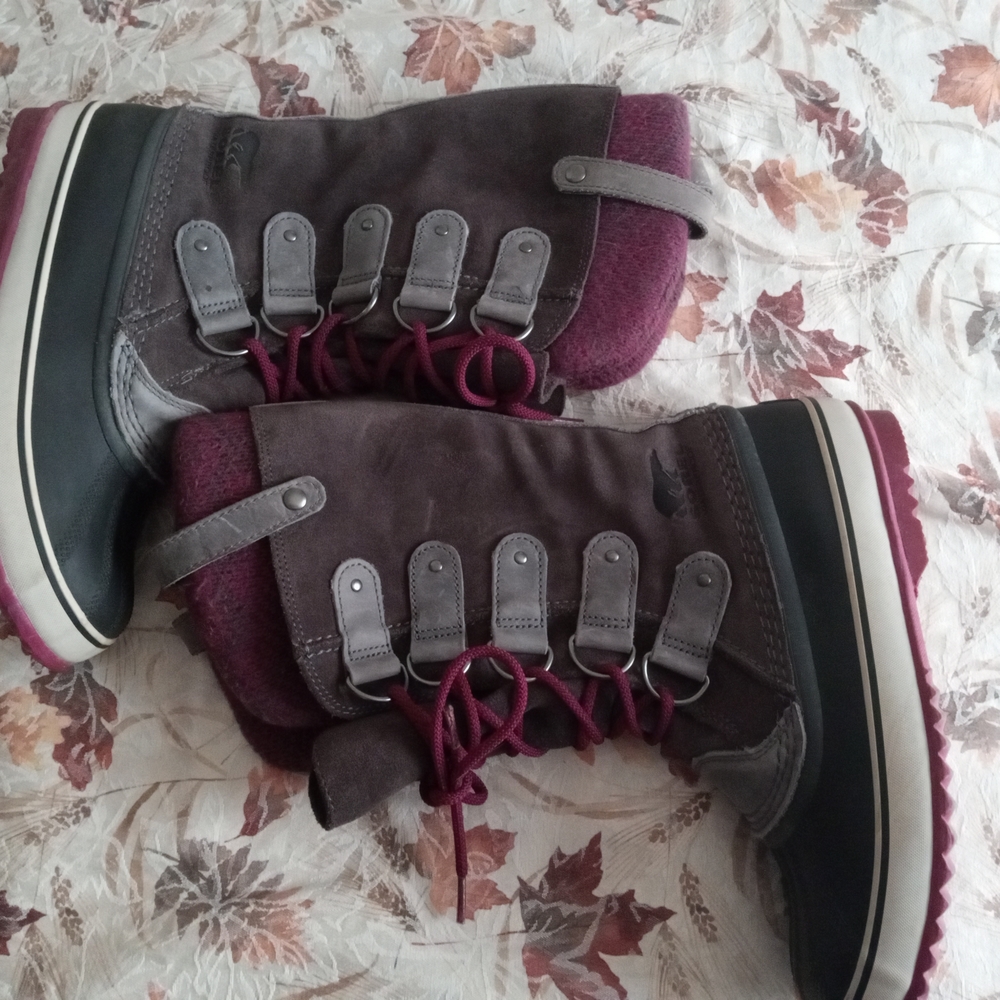 Sorel Waterproof Stylish Women's Winter Boots in Gray and Burgundy Size 9